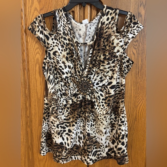 VENUS Leopard Print Cold Shoulder Top with Jewel Accent - Picture 4 of 9